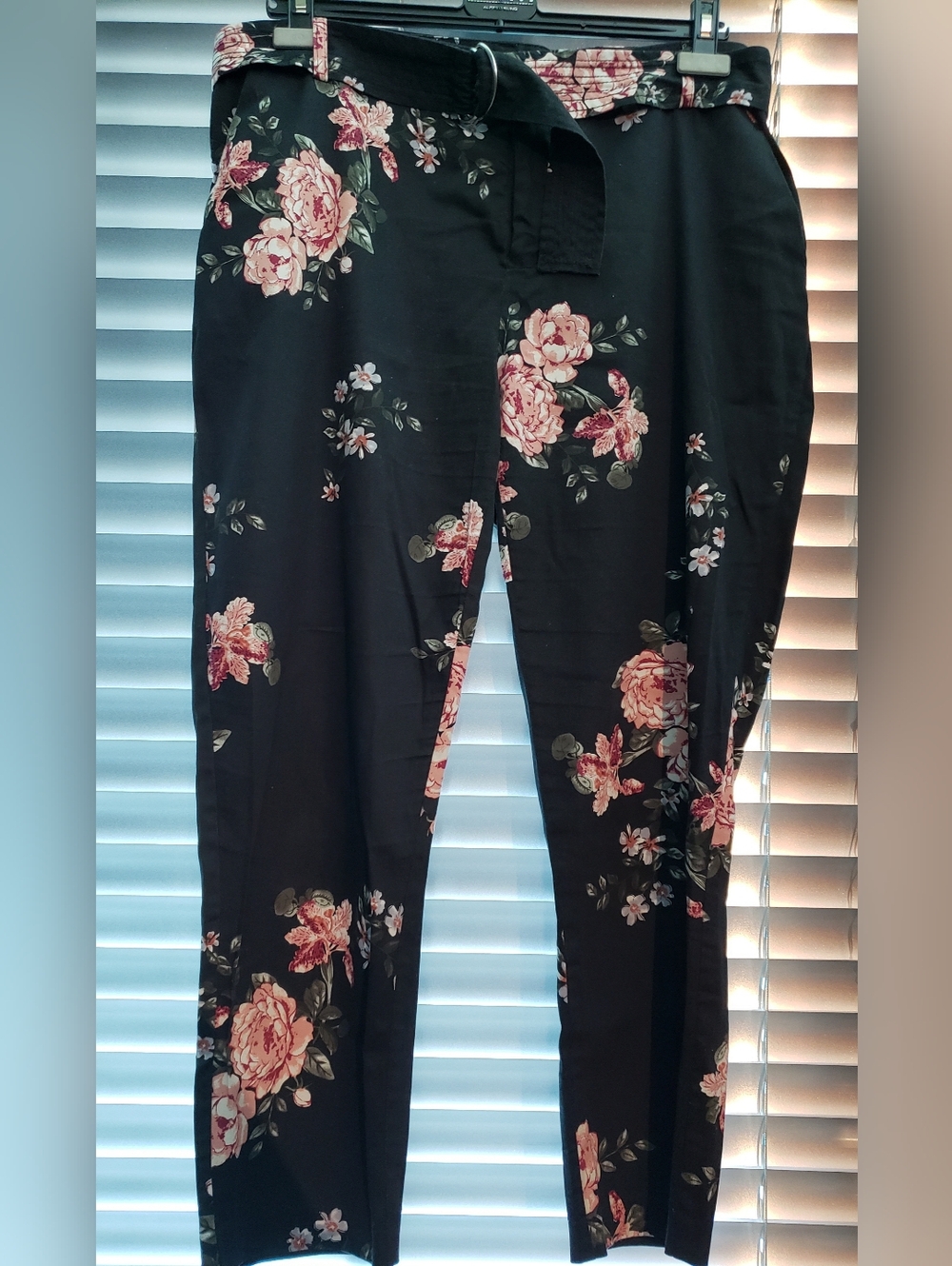 Floral Capri Leg Pants in Black w/ Belt